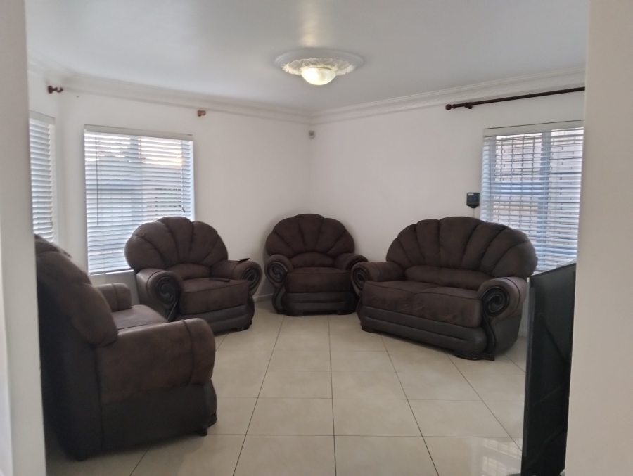 To Let 3 Bedroom Property for Rent in Eikenbosch Western Cape